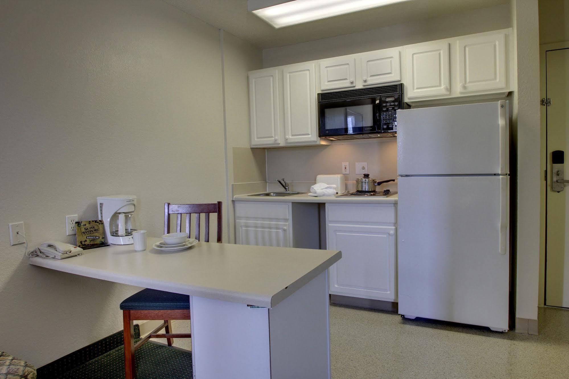 Intown Suites Extended Stay Greensboro Nc - Airport Экстерьер фото