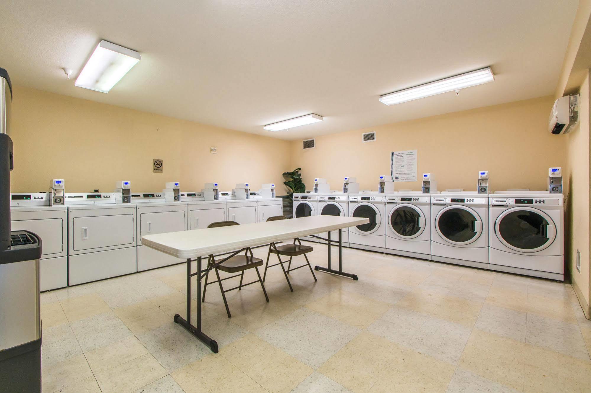 Intown Suites Extended Stay Greensboro Nc - Airport Экстерьер фото
