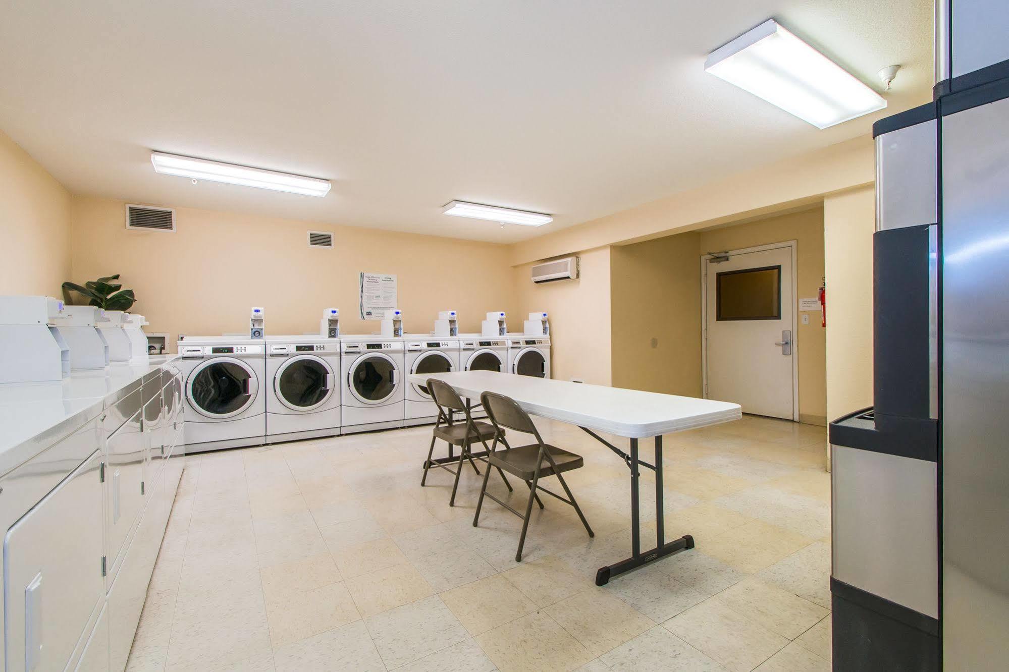 Intown Suites Extended Stay Greensboro Nc - Airport Экстерьер фото