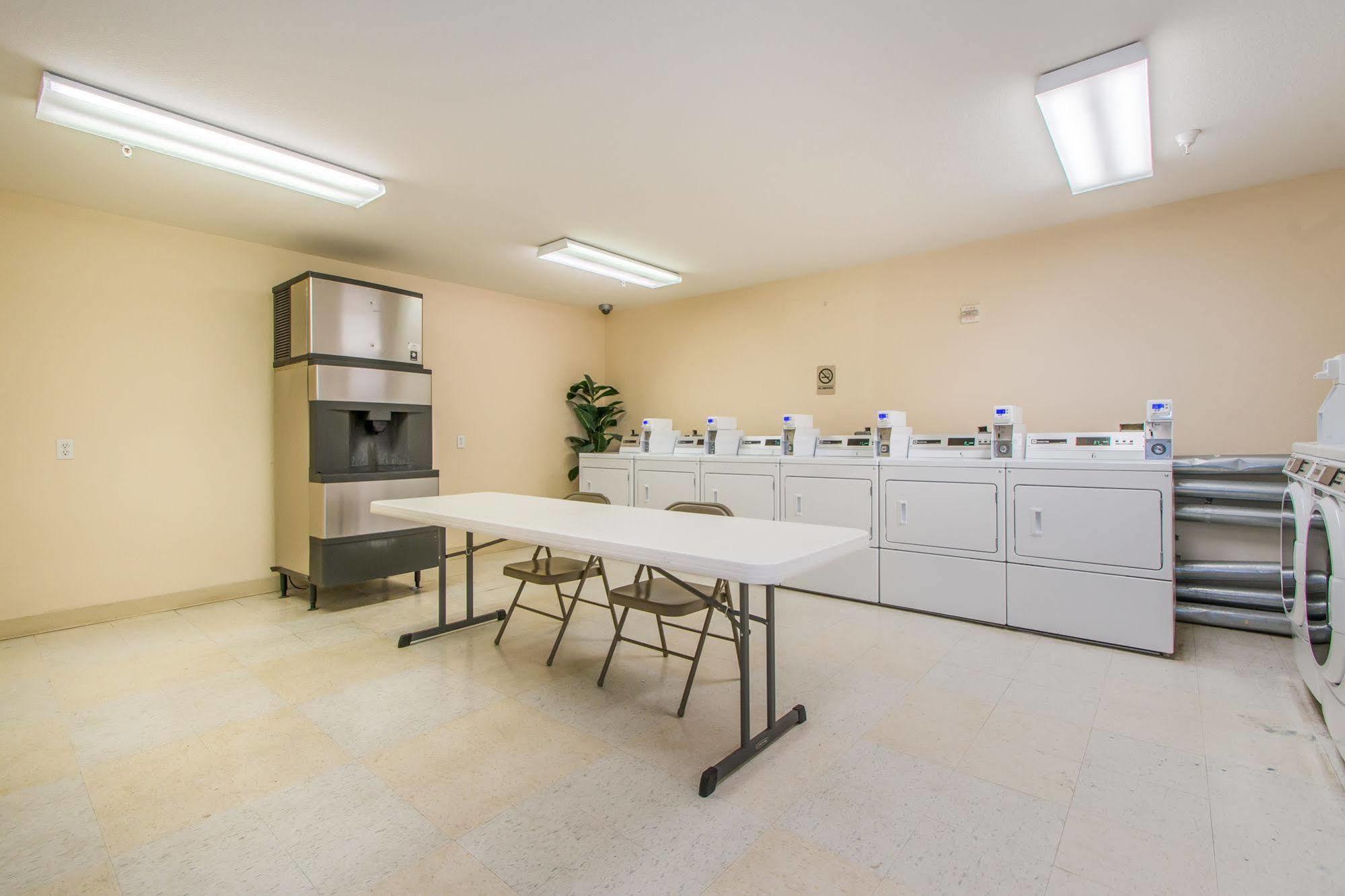 Intown Suites Extended Stay Greensboro Nc - Airport Экстерьер фото
