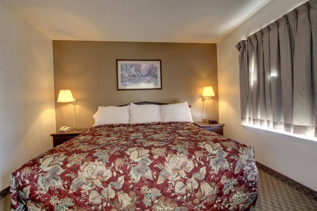 Intown Suites Extended Stay Greensboro Nc - Airport Экстерьер фото
